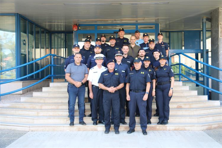 Slika /2025/strani policajci1.JPG